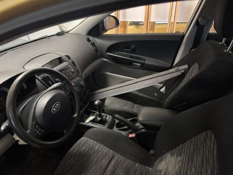 Kia CEED, évjárat:2008, futott(km):hivatalosan km óra állás nem megálla…