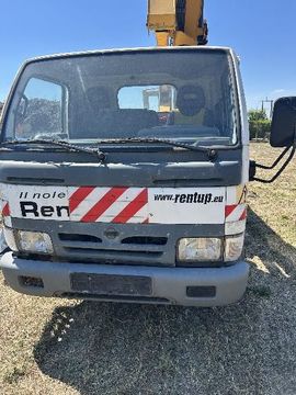 Nissan Cabstar típusú gépjármű 1 db indítókulccsal.