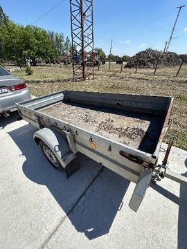 PONGRATZ LPA 250/12 U típusú pótkocsi.